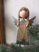 Dřevěný stojící andílek
