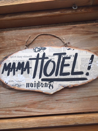 Cedule Mama Hotel noviny