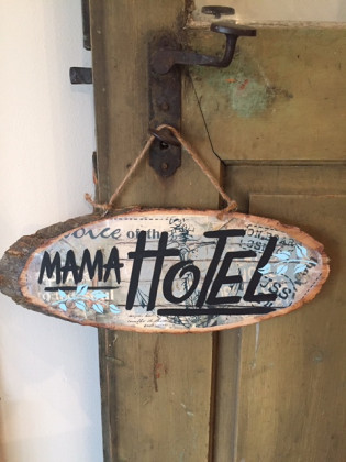 Cedule Mama Hotel lístečky