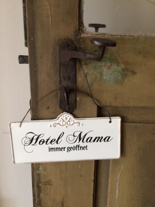 Plechová cedulka Hotel Mama