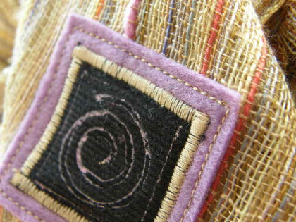 Šála s proužky zlatá