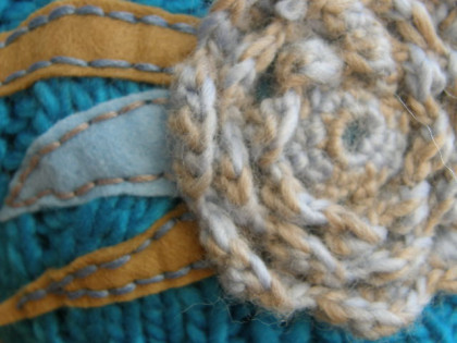 čepice tyrkysová s chryzantémou