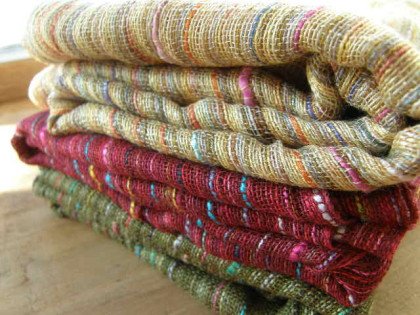 Šála s proužky zlatá