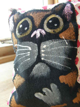 Kočičí mini polštářek srdíčkový