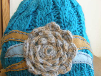 čepice tyrkysová s chryzantémou