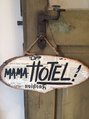 Cedule Mama Hotel noviny