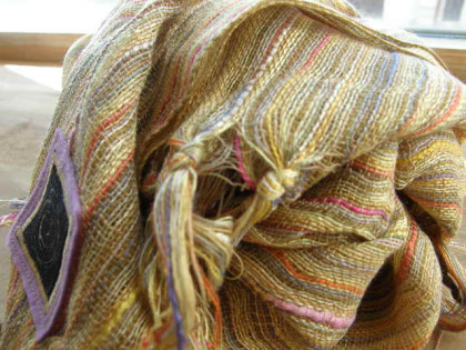 Šála s proužky zlatá