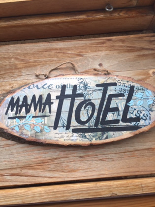 Cedule Mama Hotel lístečky