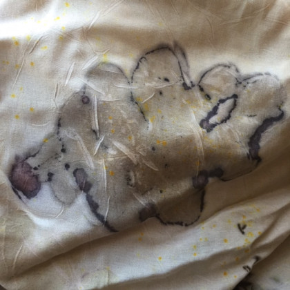 Šátek ecoprint šedo hnědý