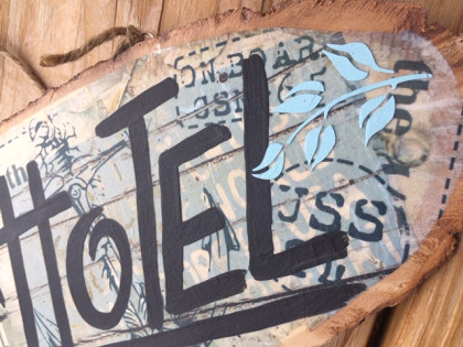 Cedule Mama Hotel lístečky