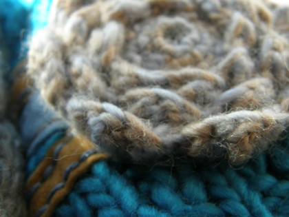 čepice tyrkysová s chryzantémou