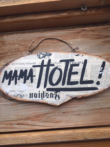 Cedule Mama Hotel noviny