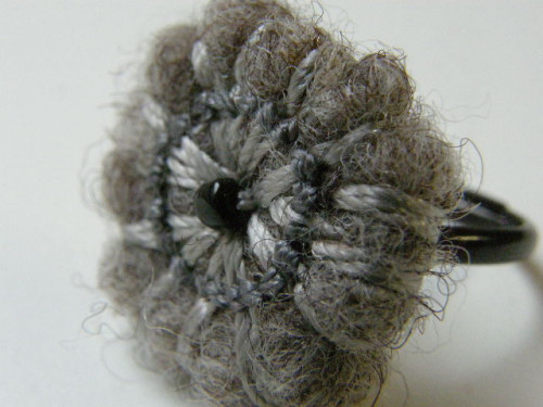 plstěný prsten hnědý