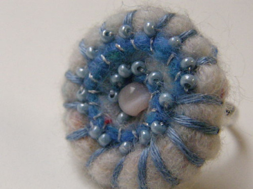 plstěný prsten šedý