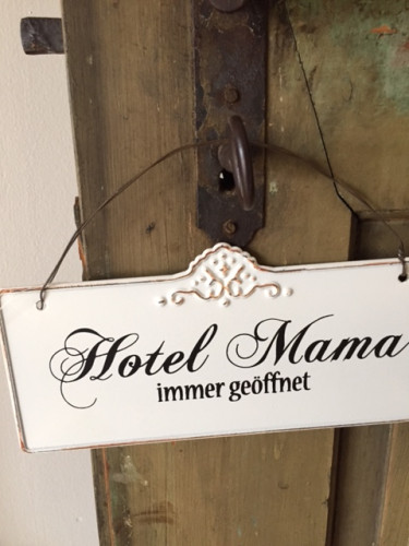 Plechová cedulka Hotel Mama