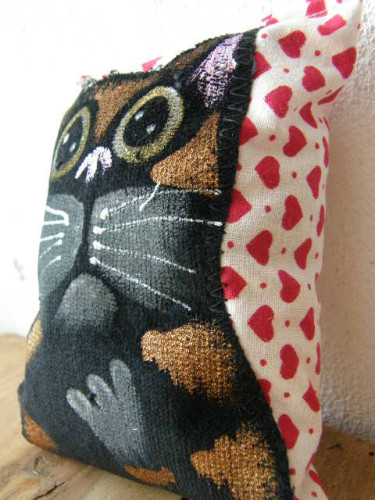 Kočičí mini polštářek srdíčkový