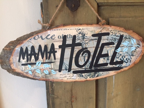 Cedule Mama Hotel lístečky