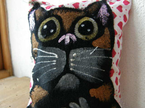 Kočičí mini polštářek srdíčkový