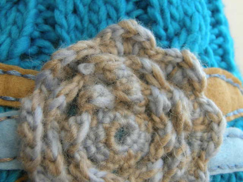 čepice tyrkysová s chryzantémou