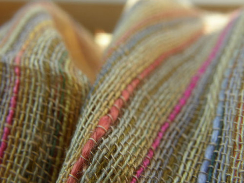 Šála s proužky zlatá