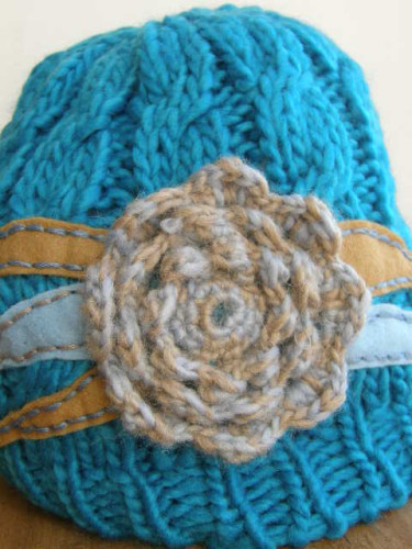 čepice tyrkysová s chryzantémou