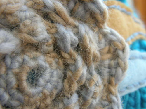 čepice tyrkysová s chryzantémou