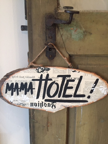 Cedule Mama Hotel noviny