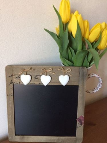 Dřevěná tabulka se srdíčky