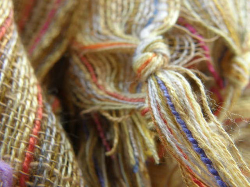 Šála s proužky zlatá