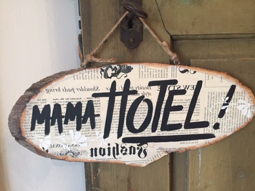 Cedule Mama Hotel noviny