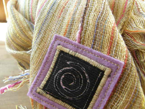 Šála s proužky zlatá