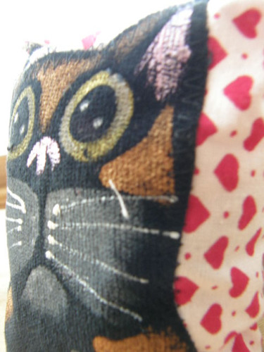 Kočičí mini polštářek srdíčkový