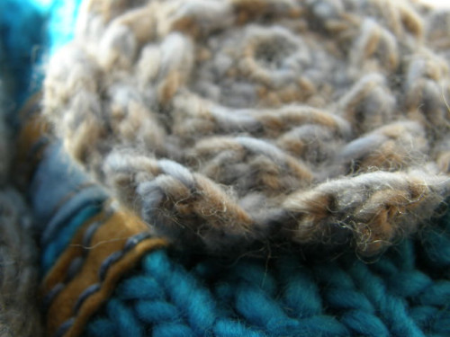 čepice tyrkysová s chryzantémou