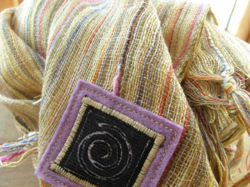 Šála s proužky zlatá